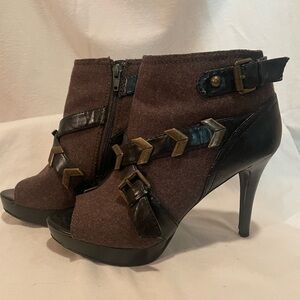 Nine West Peep Toe Olive Green and Black Ankle Booties with buckles